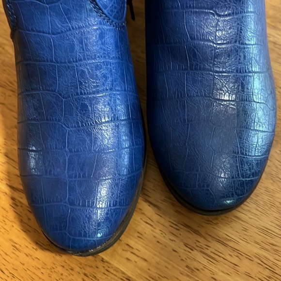 NIB True Craft Cobalt Blue Crocodile-Patterned Women’s Boots 7M - Picture 2 of 4